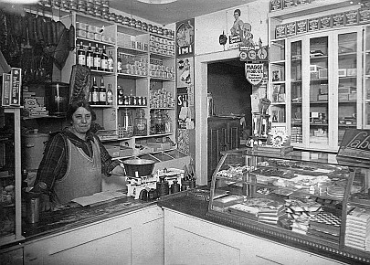 0 Oma Metzger im Laden